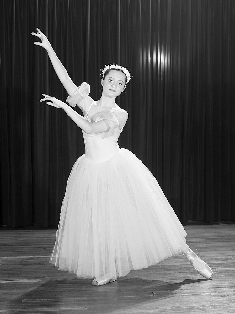Bailarina en pose clásica, fotografía histórica en blanco y negro